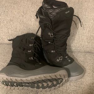 Teva snow boots size 7.  Only worn once!